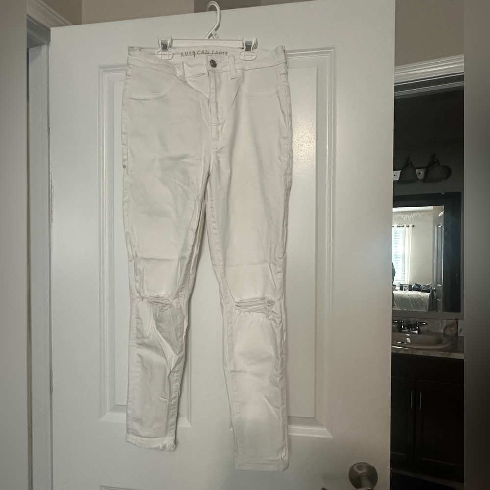White American Eagle skinny jeans